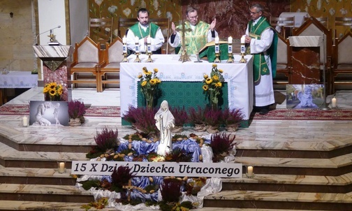 Od prawej: ks. Tomasz Gorczyński, ks. proboszcz Stanisław Wójcik i ks. Jakub Krupa sprawowali Mszę św. za dzieci utracone i ich najbliższych.