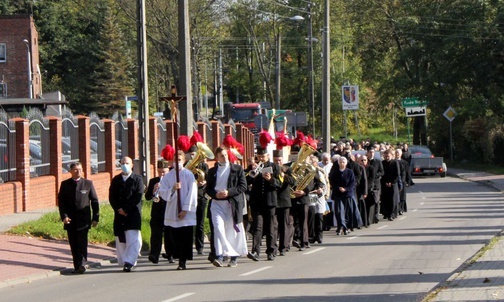 Z pieczołowitością i bez pośpiechu sprawował Eucharystię