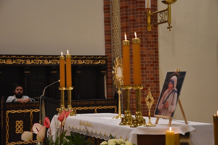 Wprowadzenie relikwii św. Matki Teresy do parafii w Bobrku