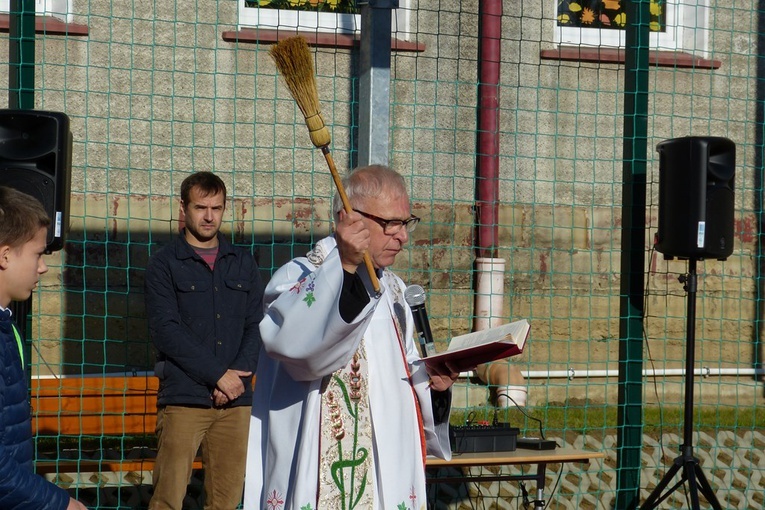 Poświęcenie placu zabaw w Biesiadkach