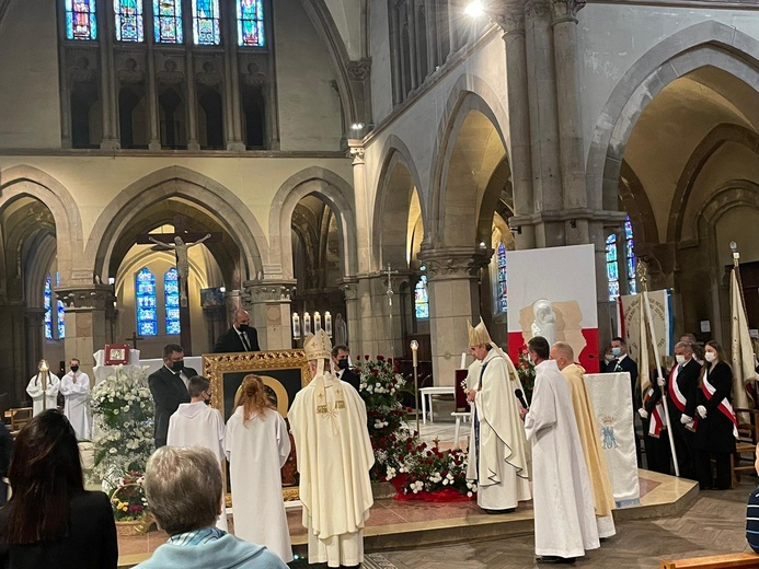 Ikona Matki Bożej Częstochowskiej we francuskim Saint-Denis ozdobiona koronami