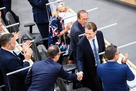 Sebastian Kurz (drugi z prawej) ustąpił ze stanowiska premiera.