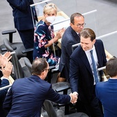 Sebastian Kurz (drugi z prawej) ustąpił ze stanowiska premiera.