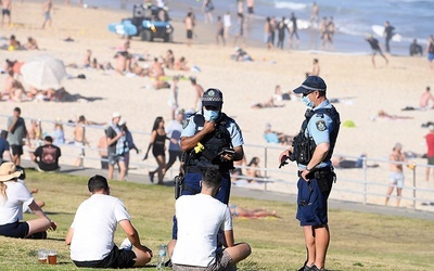 Policjanci interweniujący na plaży Bondi w Sydney.