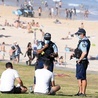 Policjanci interweniujący na plaży Bondi w Sydney.