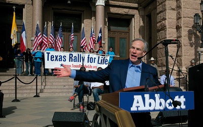 Okrzyki zwolenników i przeciwników aborcji zagłuszają przemówienie Grega Abbotta, gubernatora Teksasu.