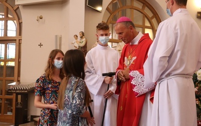 Krzyż misyjny Martynie wręczył bp Marek Solarczyk podczas dnia wspólnoty Ruchu Światło-Życie w sierpniu tego roku. Obok Magda.