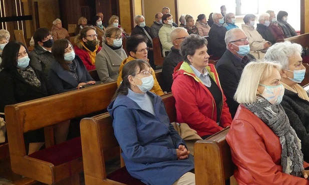 Reprezentanci organizacji partnerskich Caritas zaangażowani w rozprowadzanie pomocy programu pomocy żywnościowej.
