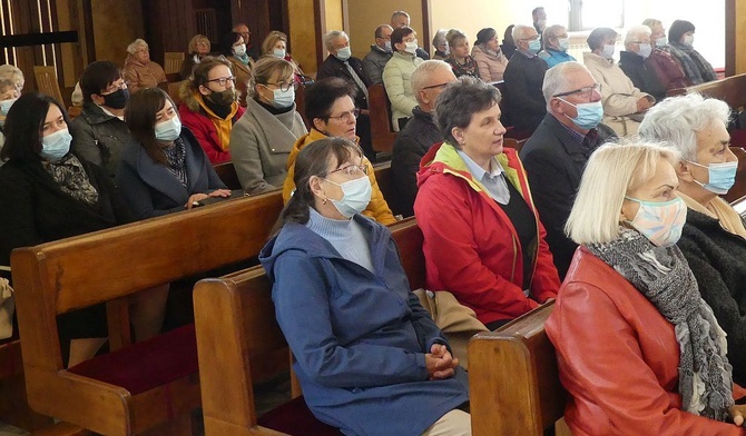 Reprezentanci organizacji partnerskich Caritas zaangażowani w rozprowadzanie pomocy programu pomocy żywnościowej.