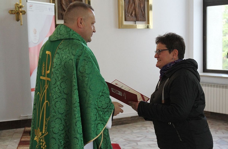 Dyrektor Caritas ks. Robert Kurpios dziękował przedstawicielom parafii i instytucji, które włączyły się w program POPŻ.