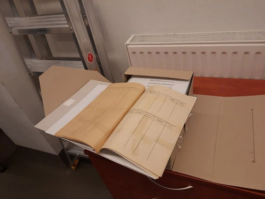 W katowickim IPN uporządkowano i sklejono już prawie 20 tys. teczek SB