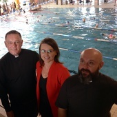 Na basenie ośrodka Neptun (od lewej): ks. Karol Piłat, Paulina Zalewska i ks. Damian Drabikowski.