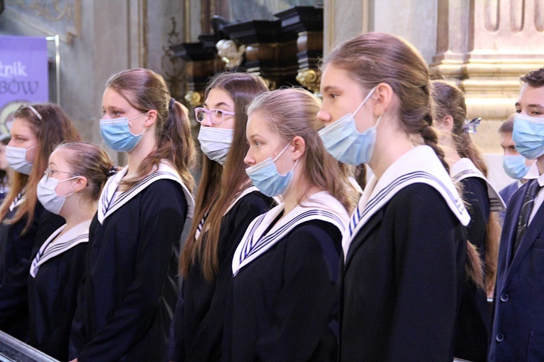 Ślubowanie w liceum sióstr urszulanek we Wrocławiu 2021