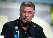 Alec Baldwin na planie filmowym zastrzelił z rekwizytu operatorkę