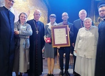 Elżbieta Czarnota (w środku) wśród nagrodzonych medalem.