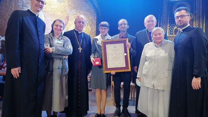 Elżbieta Czarnota (w środku) wśród nagrodzonych medalem.