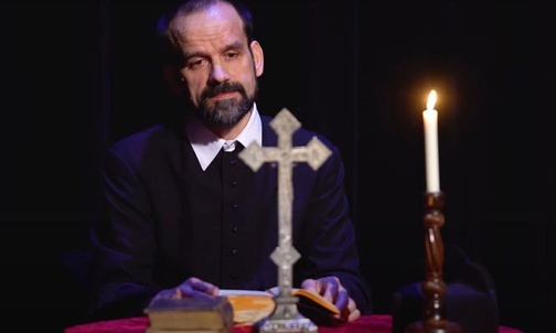 Bogusław Kołacz na scenie - w roli św. Jana Sarkandra.