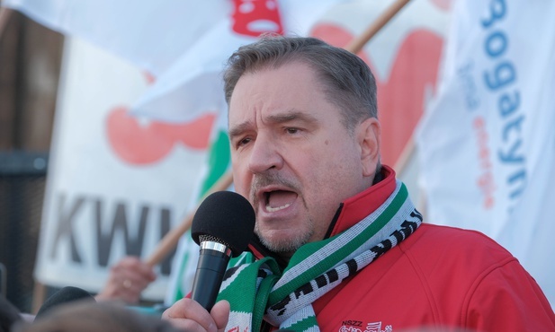 Związkowcy protestujący pod TSUE: Nie pozwolimy na zamknięcie tysięcy miejsc pracy