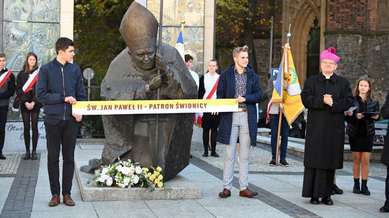Skarby Jana Pawła II. Młodzi uczcili patrona Świdnicy