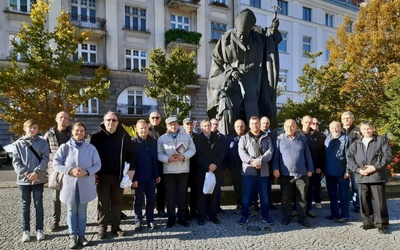 Uczestnicy przy pomniku Jana Pawła II, stojącym na placu św. Józefa.