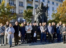 Uczestnicy przy pomniku Jana Pawła II, stojącym na placu św. Józefa.