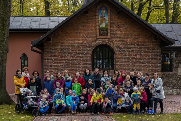 Uczestnicy rekolekcji "Mamy Synów" w Krzeszowicach.