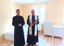 Arcybiskup Stanisław Budzik w obecności dyrektora Caritas poświęcił otwarte do użytku centrum.