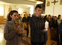W procesji z relikwiami św. Jana Pawła II i świecą ŚDM Lizbona.