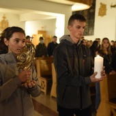 W procesji z relikwiami św. Jana Pawła II i świecą ŚDM Lizbona.