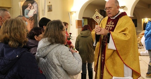 Błogosławieństwo relikwiami św. Rity zakończyło nabożeństwo ku jej czci w Cygańskim Lesie.