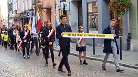 Kilkaset nastolatków przeszło ulicami biskupiego miasta. 
