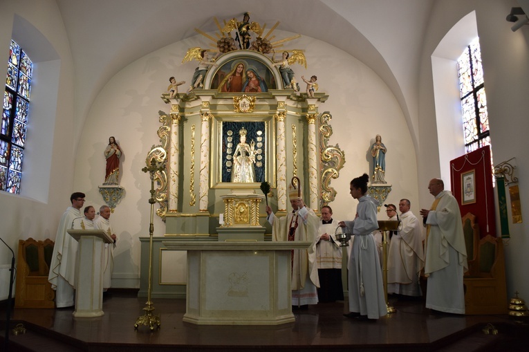 Konsekracja ołtarza w luzińskiej parafii