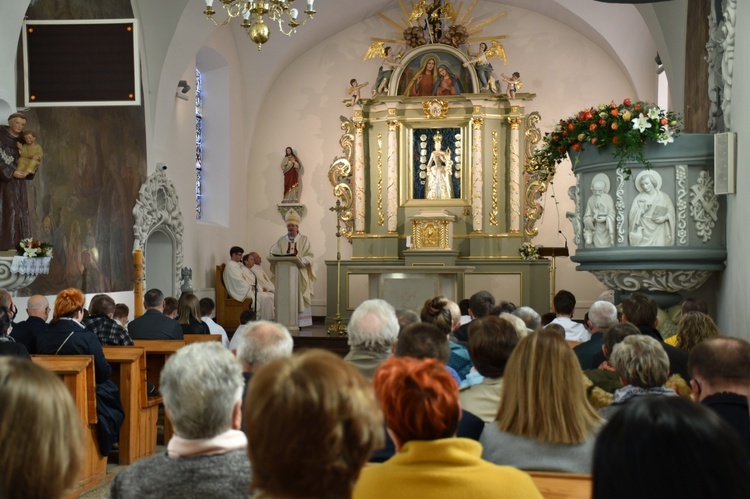 Konsekracja ołtarza w luzińskiej parafii