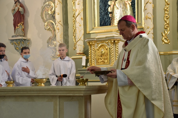 Konsekracja ołtarza w luzińskiej parafii