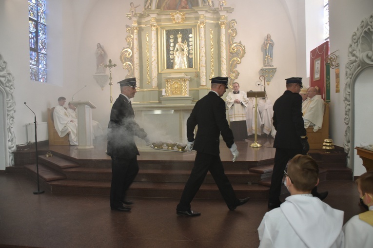 Konsekracja ołtarza w luzińskiej parafii