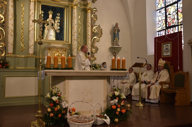 Konsekracja ołtarza w luzińskiej parafii