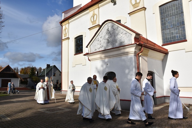 Konsekracja ołtarza w luzińskiej parafii