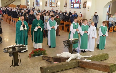 Zielonogórzanie modlili się przy sprofanowanym krzyżu