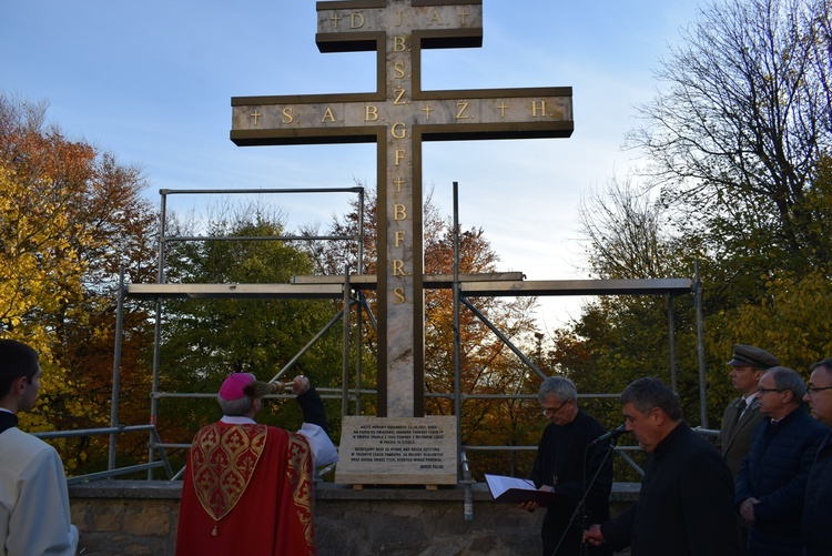 Przy bazylice na Świętym Krzyżu ustawiono krzyż morowy