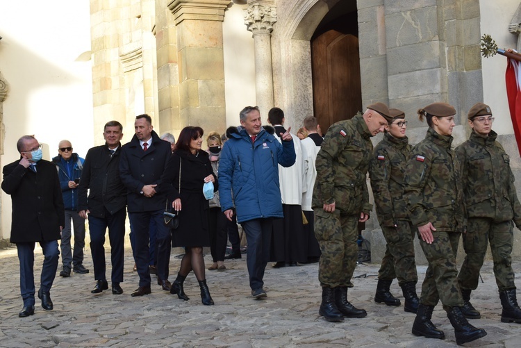 Przy bazylice na Świętym Krzyżu ustawiono krzyż morowy