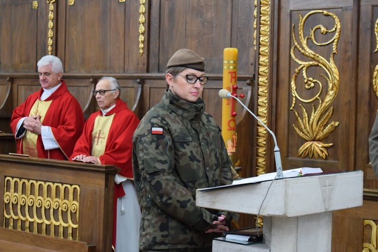 Przy bazylice na Świętym Krzyżu ustawiono krzyż morowy