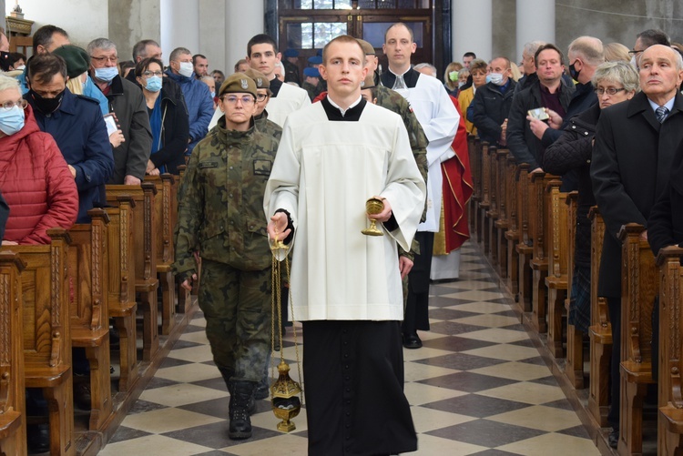 Przy bazylice na Świętym Krzyżu ustawiono krzyż morowy