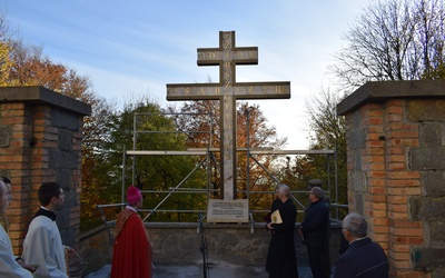 Krzyż morowy został zamontowany przy murze okalającym klasztor.