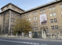 Kraków. Wizerunek ks. Jana Machy na budynku byłego seminarium