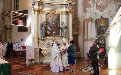 Darczyńcy otrzymali pamiątki i podziękowanie za wsparcie dla dzieła renowacji zabytku.