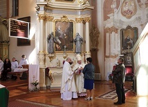 Darczyńcy otrzymali pamiątki i podziękowanie za wsparcie dla dzieła renowacji zabytku.