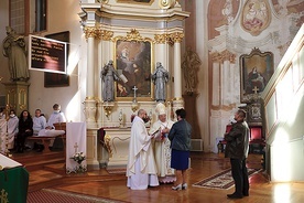 Darczyńcy otrzymali pamiątki i podziękowanie za wsparcie dla dzieła renowacji zabytku.