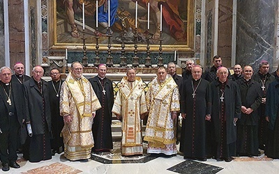 Po Mszy św. przy grobie św. Jana Pawła II w bazylice watykańskiej.