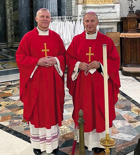 Biskupi Marek Solarczyk (z prawej) i Piotr Turzyński przed Eucharystią w bazylice św. Piotra na Watykanie.