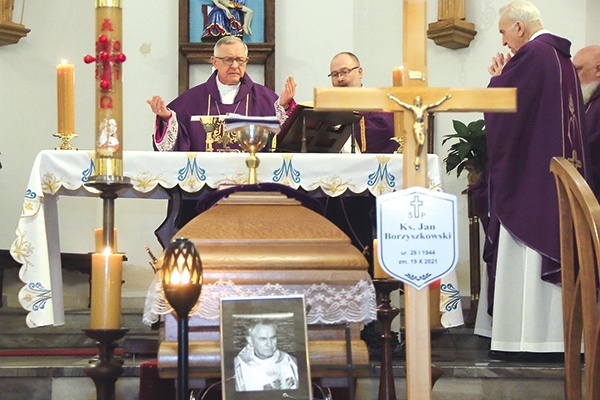 ▲	Uroczystościom pożegnalnym w Kołobrzegu przewodniczył  bp Edward Dajczak.